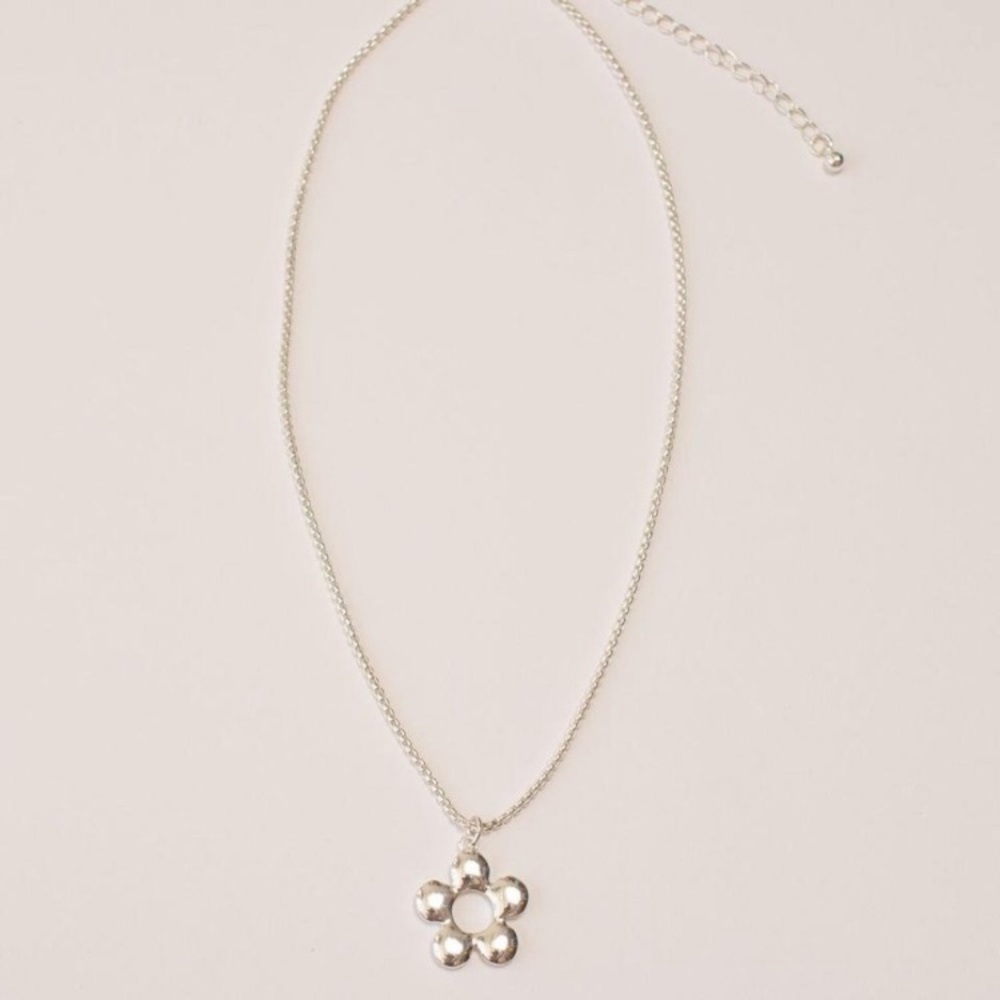 New in Box Lisa Says Gah Florette necklace in Silver